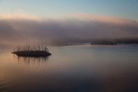 Schäreninsel im Morgennebel