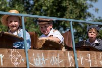 Historischer Festzug „Schulbank drücken“